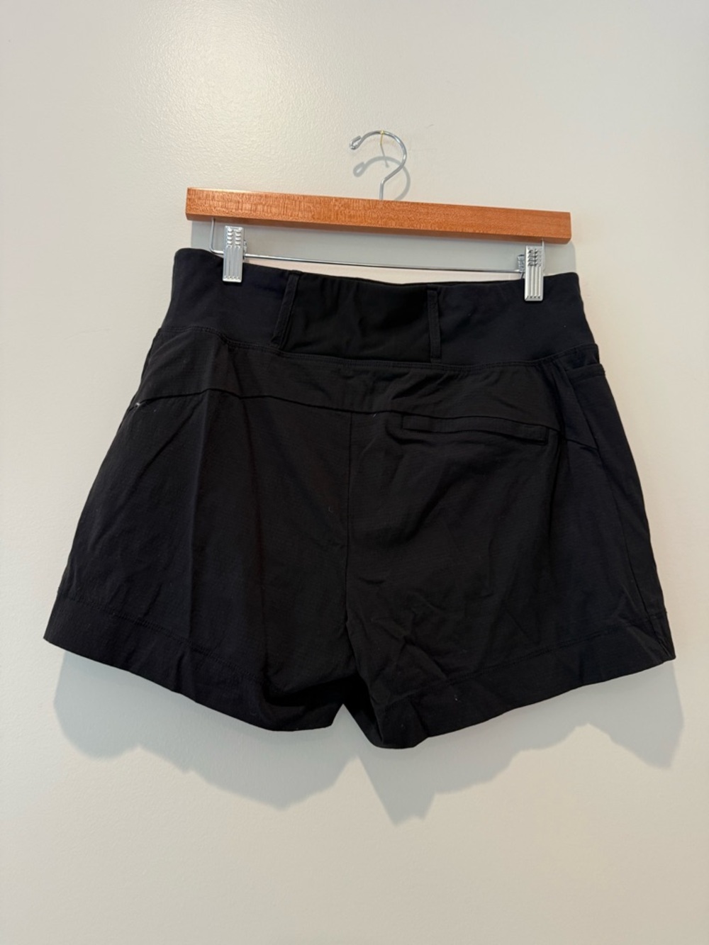 Athleta Trekkie North Short in Black, 6 - Picture 7 of 11